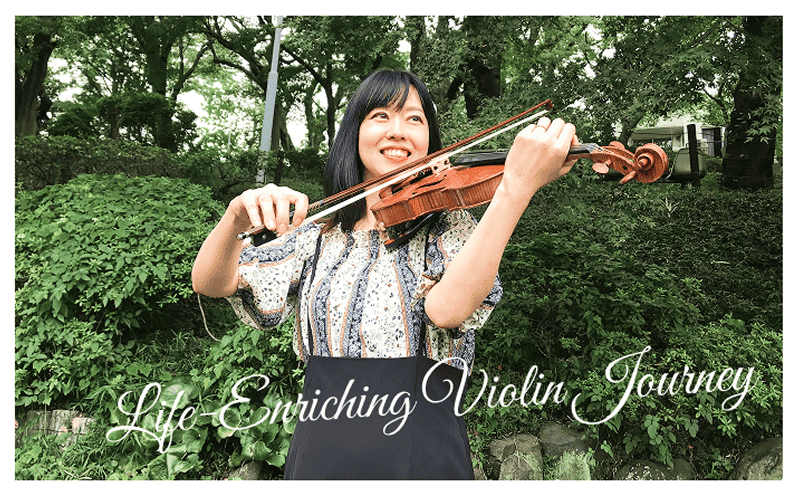 笑顔でヴァイオリンを弾く女性